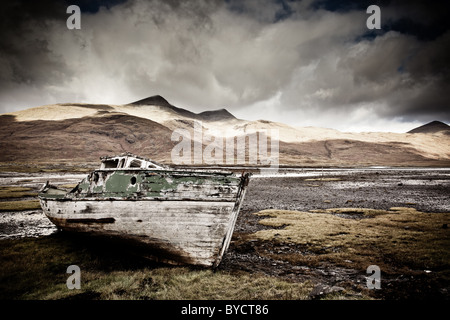 Relitto barca vicino Pennyghael sul Loch Scridain, Mull, Highlands, Scotland, Regno Unito Foto Stock