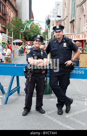 Polizia di New York che posano per una foto di New York City, Stati Uniti d'America Foto Stock