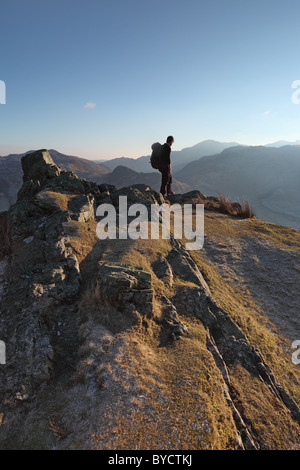 Hill Walker su Pike Howe guardando verso sud attraverso grandi Langdale Lake District Cumbria Regno Unito Foto Stock