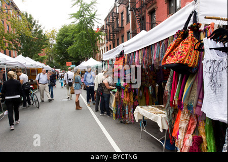 Week-end street market Su Bleecker Street nel Greenwich Village di New York City, Stati Uniti d'America Foto Stock