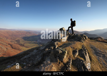 Hill Walker su Pike Howe e la vista verso il basso grande Langdale verso il lago di Windermere Lake District Cumbria Regno Unito Foto Stock