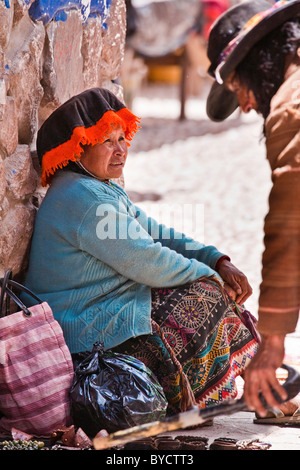 Signora anziana sat nel mercato di Pisac, Valle Sacra, Perù, Sud America. Foto Stock