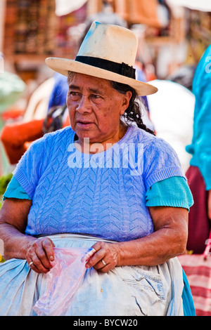 Signora anziana sat nel mercato di Pisac, Valle Sacra, Perù, Sud America. Foto Stock