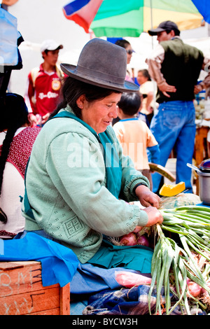 Signora anziana sat operanti nel mercato di Pisac, Valle Sacra, Perù, Sud America. Foto Stock