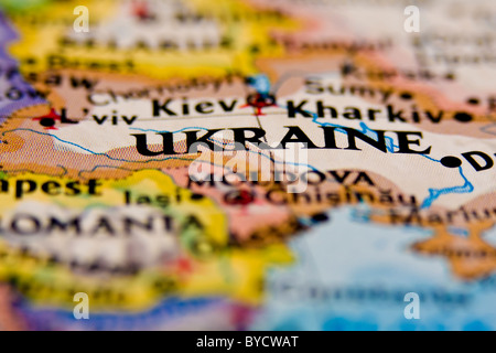 La posizione dell'Ucraina sulla mappa con il fuoco selettivo e soft focus. Foto Stock