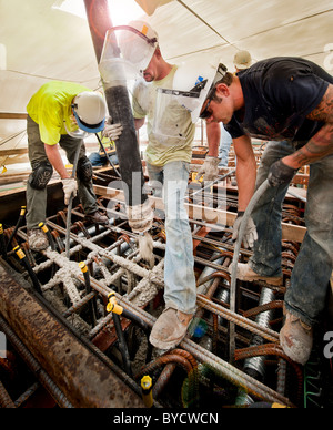 Operai la colata di cemento in condizioni di temperatura e di umidità tenda controllata durante la fase di costruzione della I-95 in autostrada in New Haven, Ct. Foto Stock