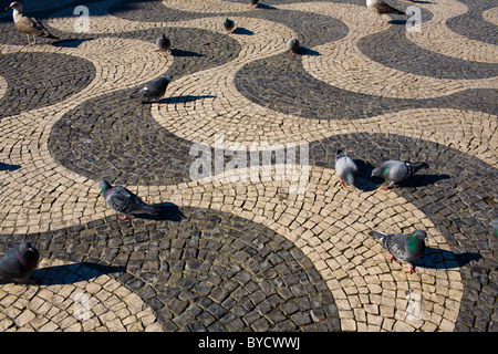 Questi calçadas aka pavimentazione portoghese, un modello a onde nella piazza Rossio, furono i primi a Lisbona. Foto Stock