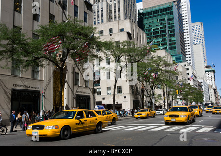 Giallo taxi sulla Fifth Avenue a New York City, Stati Uniti d'America Foto Stock