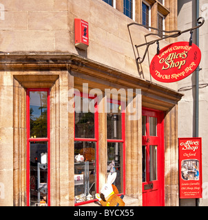 Souvenirshop per Alice, la ragazza in Wonderland; Andenkenladen für Alice im Wunderland Foto Stock