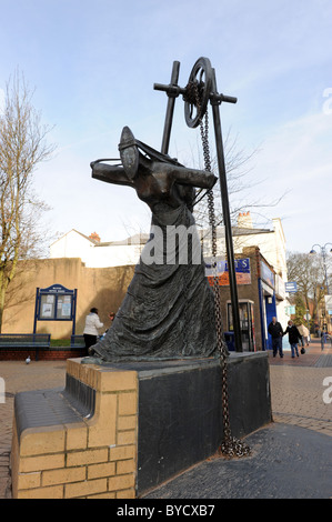 Bilston nel West Midlands England Regno Unito Rose Garrard Womens della statua di lavoro Foto Stock