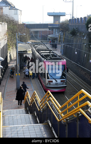 Bilston nel West Midlands England Regno Unito Il Midland Metro dalla stazione del tram Foto Stock