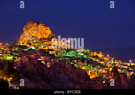 Bellissimo villaggio di Uchisar con il suo spettacolare castello roccioso, di notte. Nevsehir, Cappadocia, Turchia Foto Stock