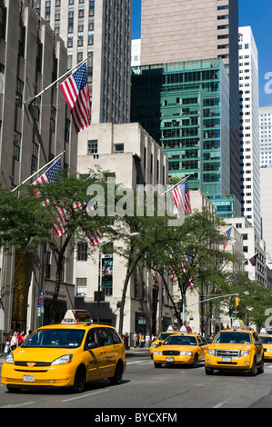 Giallo New York taxi sulla Fifth Avenue di New York City, America, STATI UNITI D'AMERICA Foto Stock