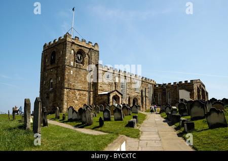 Dalla città vecchia di Whitby, 199 passi conducono fino alla chiesa parrocchiale di Santa Maria. North Yorkshire England Regno Unito Foto Stock