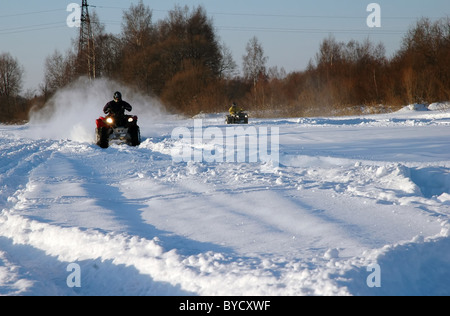 Veicolo fuoristrada in moto in inverno Foto Stock