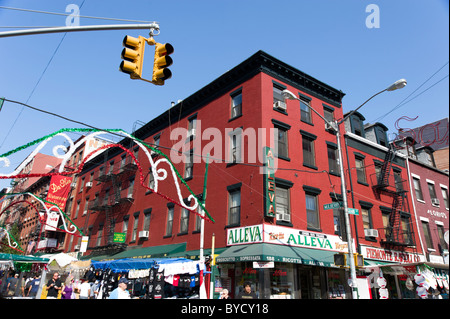 Angolo di Mulberry Street in Little Italy, New York City, America, STATI UNITI D'AMERICA Foto Stock