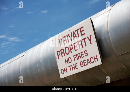 Proprietà privata Nessun incendio sulla spiaggia segno su oleodotto tubazioni a BP stabilimento a Hamble, Hampshire Regno Unito nel mese di luglio Foto Stock