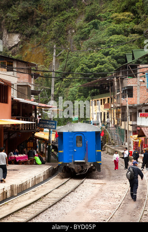 Treno ad Aguas Calientes stazione ferroviaria, Perù, Sud America. Foto Stock