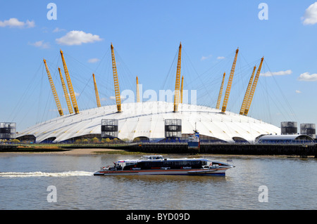 Il Millennium Dome, costruito per essere esposto all'inizio del terzo millennio, è stato rinnovato come arena O2 e passando per il River Thames Clipper, il taxi fluviale Londra Inghilterra Regno Unito Foto Stock