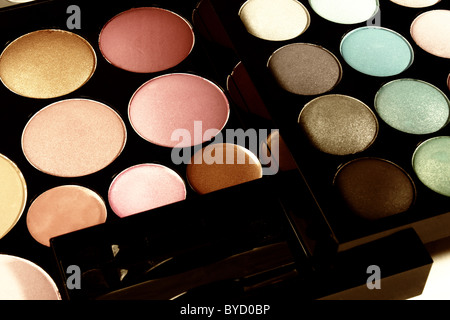 Una collezione di cosmetici occhio ombre, blushers e polveri in una moderna cosmesi professional make up box come un set regalo Foto Stock