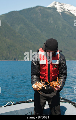 Attività di pesca del granchio, Windham Bay, Chuck River Wilderness Area, Tongass National Forest, all'interno del passaggio, a sud-est di Alaska. Foto Stock