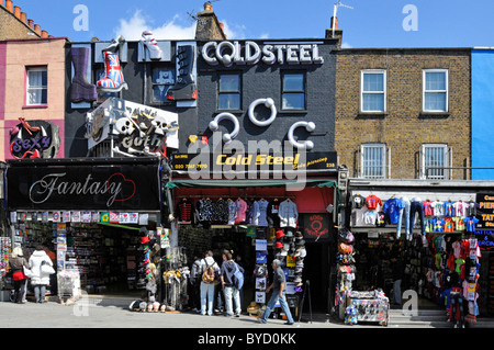 Chiusura del negozio di fronte in colorate London street scene la cittadina di Camden High Street turismo shop locali commerciali England Regno Unito Foto Stock