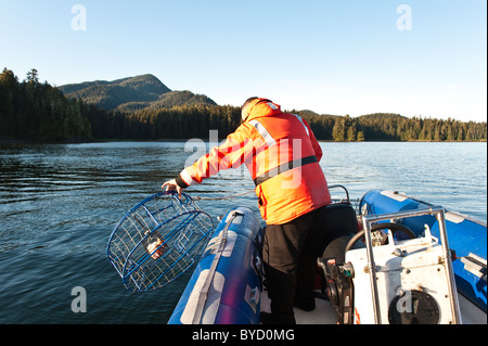 Attività di pesca del granchio, Windham Bay, Chuck River Wilderness Area, Tongass National Forest, all'interno del passaggio, a sud-est di Alaska. Foto Stock