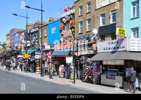 Camden Town High Road e marciapiede colorata scena del turismo negozi & Cafe Benjamin business premises cielo blu soleggiato Springtime Day Inghilterra Regno Unito Foto Stock