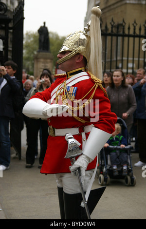 La Queen's Life Guard - La famiglia di cavalleria reggimento montato a cavallo delle protezioni Foto Stock