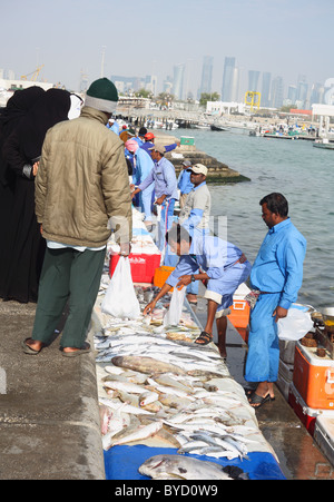 La mattina presto dal mercato del pesce sulla Corniche a Doha, in Qatar, Gennaio 2011. Foto Stock