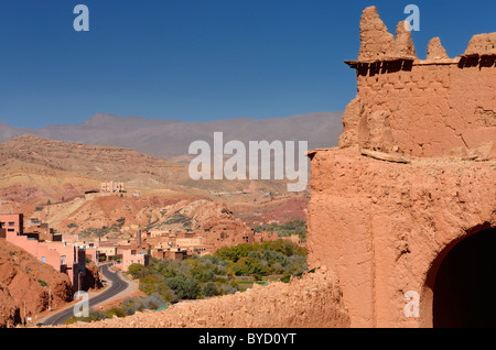 Strada del Rosso dades gorge in alto atlante da sbriciolare Kasbah Ait avrete il tetto del Marocco Foto Stock