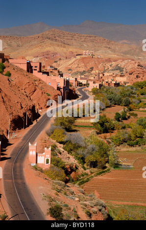 Rosso i terreni agricoli e il Red Rock colline lungo la strada in dades gorge in alto atlante marocco Foto Stock