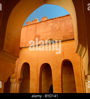 Archi nel cortile interno di sbriciolamento Kasbah Ait potrai dades gorge marocco Foto Stock