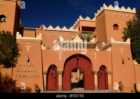 Di fronte all'Hotel Kasbah Lamrani berber architettura stile di rosso fortezza adobe Marocco Foto Stock