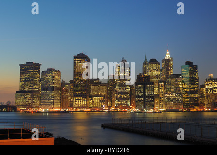 Il centro di Manhattan a New York City con imponenti grattacieli. Foto Stock