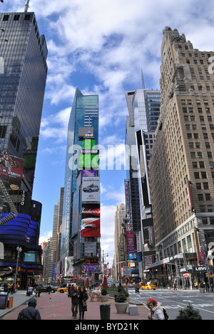 La storica Times Square a New York City con alte e i cartelloni pubblicitari di marche conosciute. Foto Stock