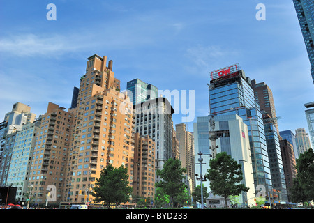 Columbus Circle circondato da alte sorge nella città di New York. Il 1 maggio 2010. Foto Stock