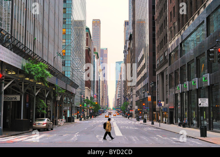 Vista della Settima Avenue in New York City. 8 aprile 2010. Foto Stock