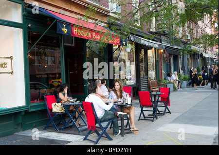 Bar e libri su Hudson Street nel Greenwich Village di New York City, America, STATI UNITI D'AMERICA Foto Stock