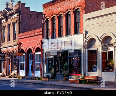 La luce del mattino bagna le vetrine lungo la California Street in Oregon la storica città di Jacksonville. Foto Stock