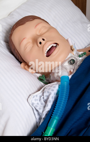 Manichino bambino per formazione di primo soccorso. Formazione capretto  dummy per praticare la respirazione artificiale Foto stock - Alamy