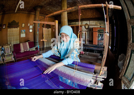 Tradizionale rendendo le donne a ovest di Sumatra, Indonesia Foto Stock