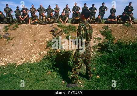 Esercito britannico Gurkha soldato incarica i suoi uomini durante un esercizio sulla Piana di Salisbury, l esercito della formazione di fanteria di massa. Foto Stock