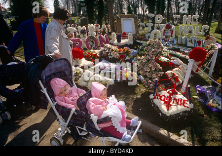 Eastender bambini e madri dalla comunità memoriale al famigerato 60s gangster Ronnie gemelli Kray durante la East End funerale. Foto Stock