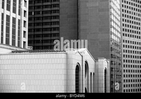 La figura solitaria di un uomo che si erge sul tetto di un edificio per uffici nel centro di Atlanta Foto Stock