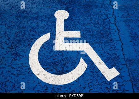 Parcheggio per disabili, pittogramma su uno sfondo blu Foto Stock