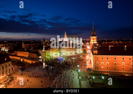 Piazza del castello come si vede dall'acqua torre durante il crepuscolo, Varsavia Masovia provincia, Polonia, Europa Foto Stock