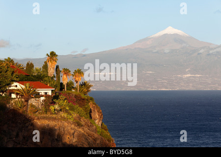 Vista dal San Sebastian de La Gomera verso Tenerife con le cime innevate del Monte Teide, Isole Canarie, Spagna, Europa Foto Stock