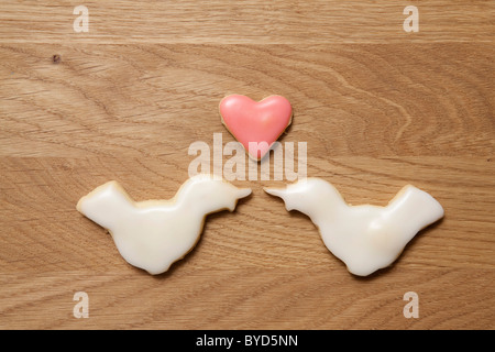 Due uccelli bianco e un cuore biscotto, amore Foto Stock