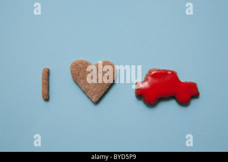 Biscotti di forme con un cuore e una vettura che simboleggia I love auto Foto Stock